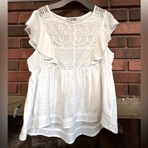 🛍️ gorgeous lace trimmed ruffle top with clean and excellent condition.